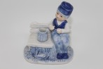 SKULPTŪRĖLĖ-SMILKALINĖ "ŽVEJOJANTIS BERNIUKAS", DELFTS BLUE, PORCELIANAS